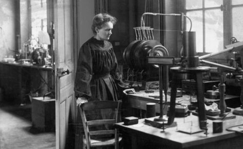 Marie Curie, madre de la física moderna y pionera en el campo de la radiactividad, fue la primera persona en recibir dos premios Nobel: Física (1903) y Química (1911). (Foto: Bettmann / Getty Images)