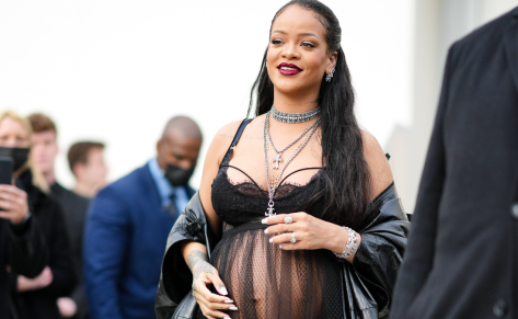 Rihanna lanza su primera colección para futuras madres