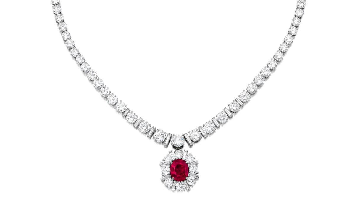 Un collar de rubíes se ha vendido por 2,1 millones de dólares, casi 15 veces su precio estimado