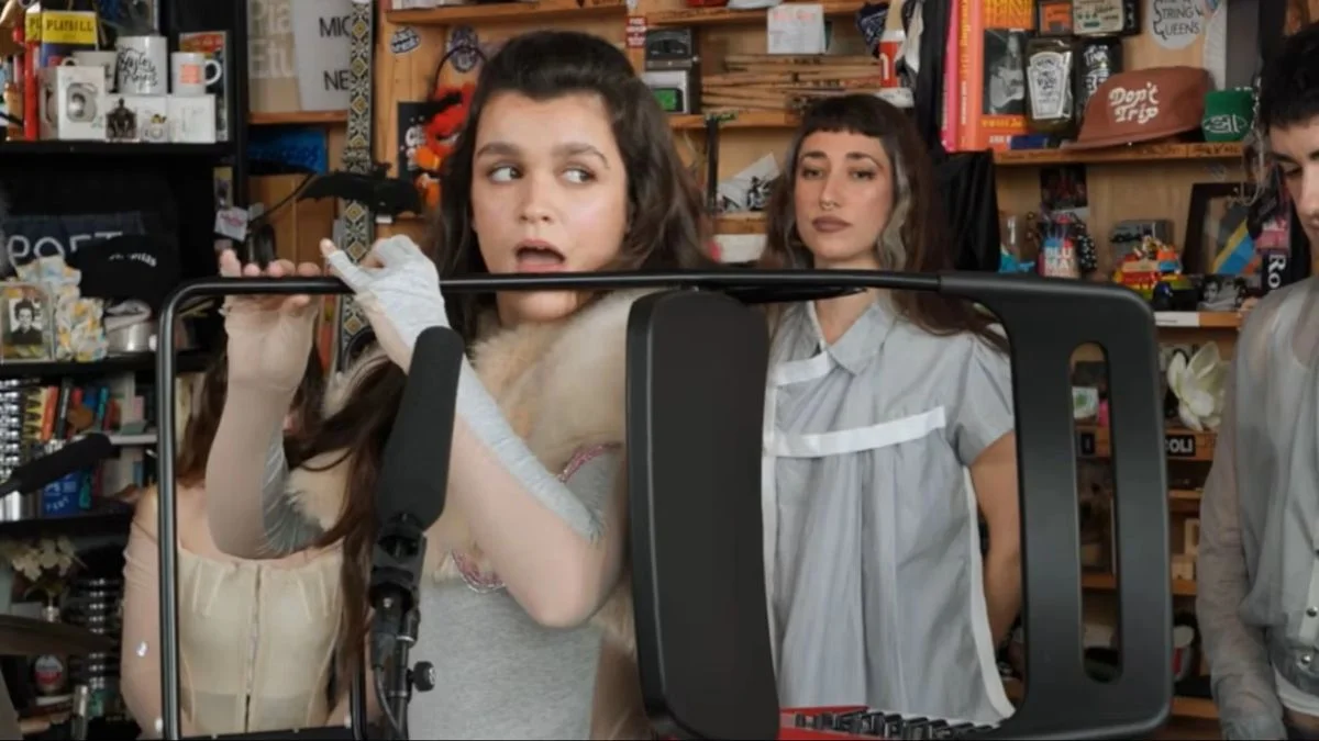 Amaia y su ‘silla travesera’ en Tiny Desk no fueron las únicas: Björk y otros músicos que también reinventaron instrumentos