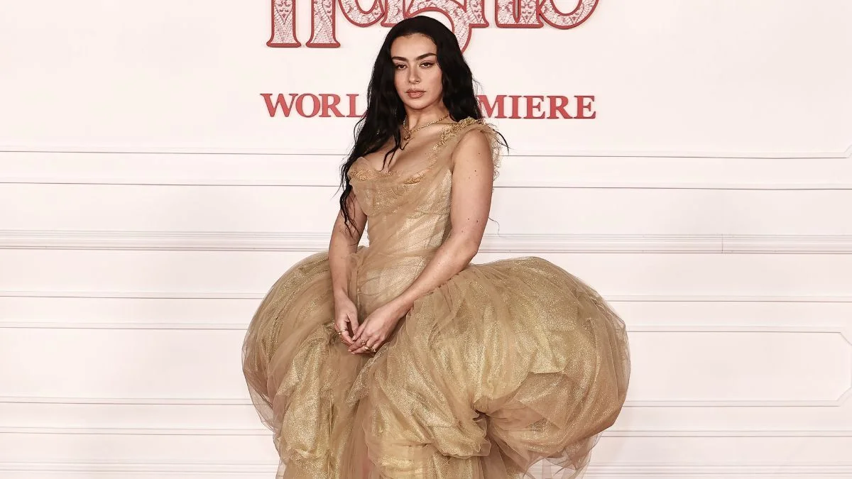 Charli XCX: la cantante que suma más de una década de éxitos y firma la banda sonora de ‘Cumbres Borrascosas’