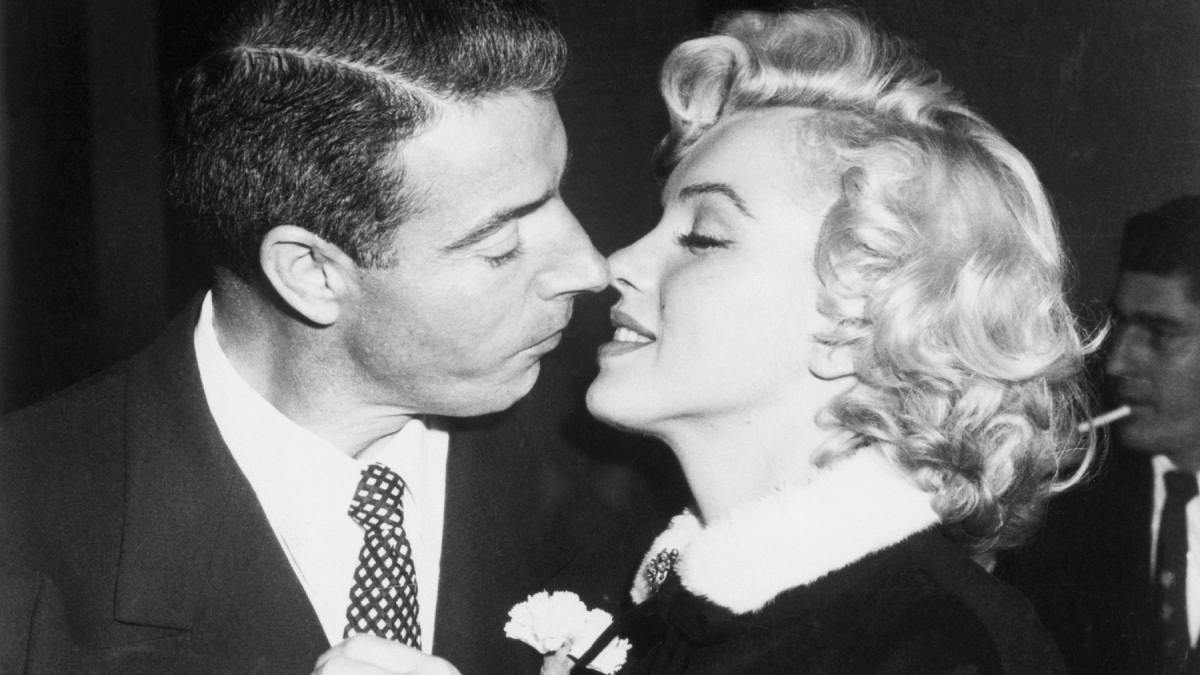 De Marilyn Monroe a Dua Lipa, las famosas que vistieron de colores en su boda