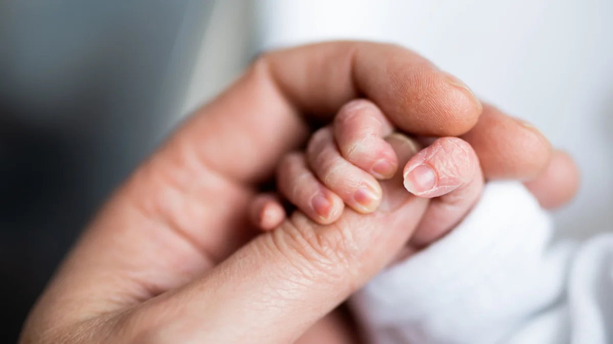 ¿Cursar un máster o tener un hijo? La pausa que el mercado no perdona