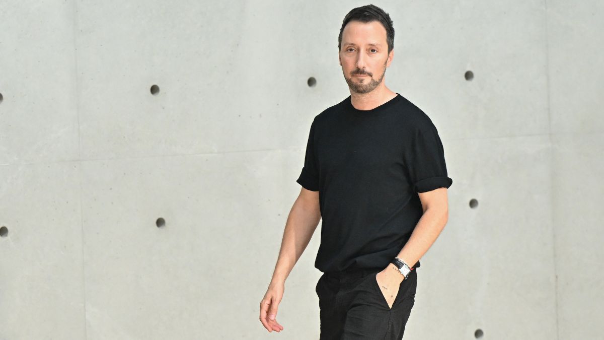 Anthony Vaccarello deja la dirección creativa de Saint Laurent. Este sería su Linkedln