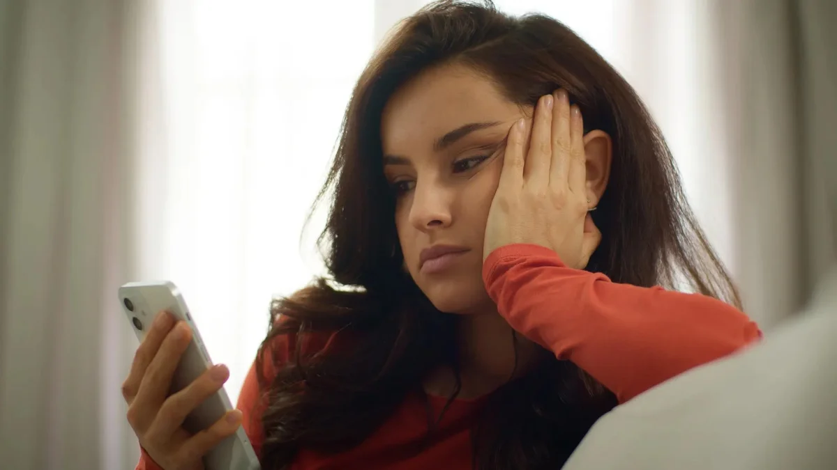 La guerra está en tu bolsillo: el impacto en la salud mental de las mujeres