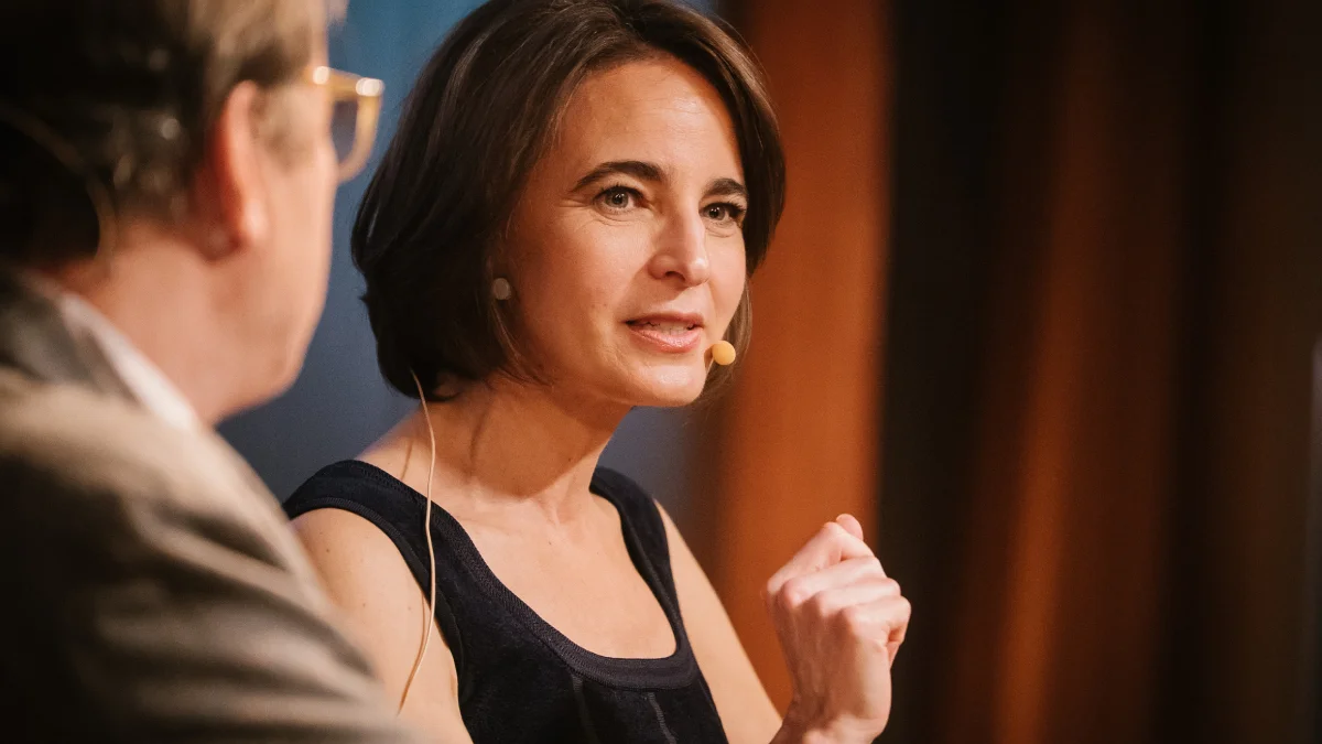 Laurence Debray presenta ‘Juan Carlos I. Reconciliación’ en Forbes House: «El rey me dijo que para la promoción me comprase un escudo»