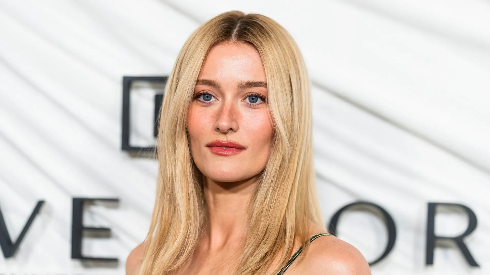 Elegante, icónica y misteriosa, así es Sarah Pidgeon, imagen de Carolyn Bessette en 'Love Story'